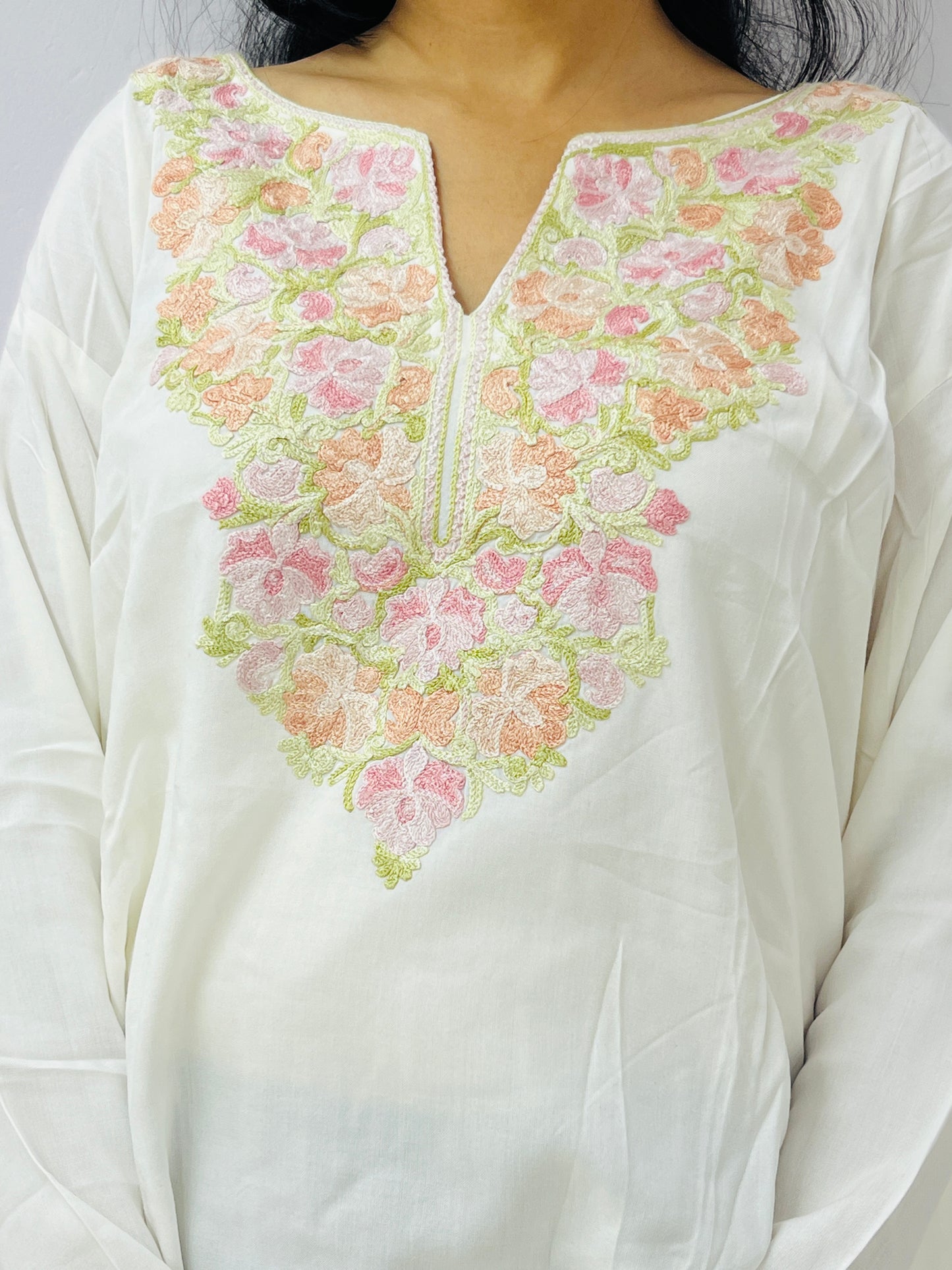 Naariy White Embroidered Thread Work Rayon Straight Kurti