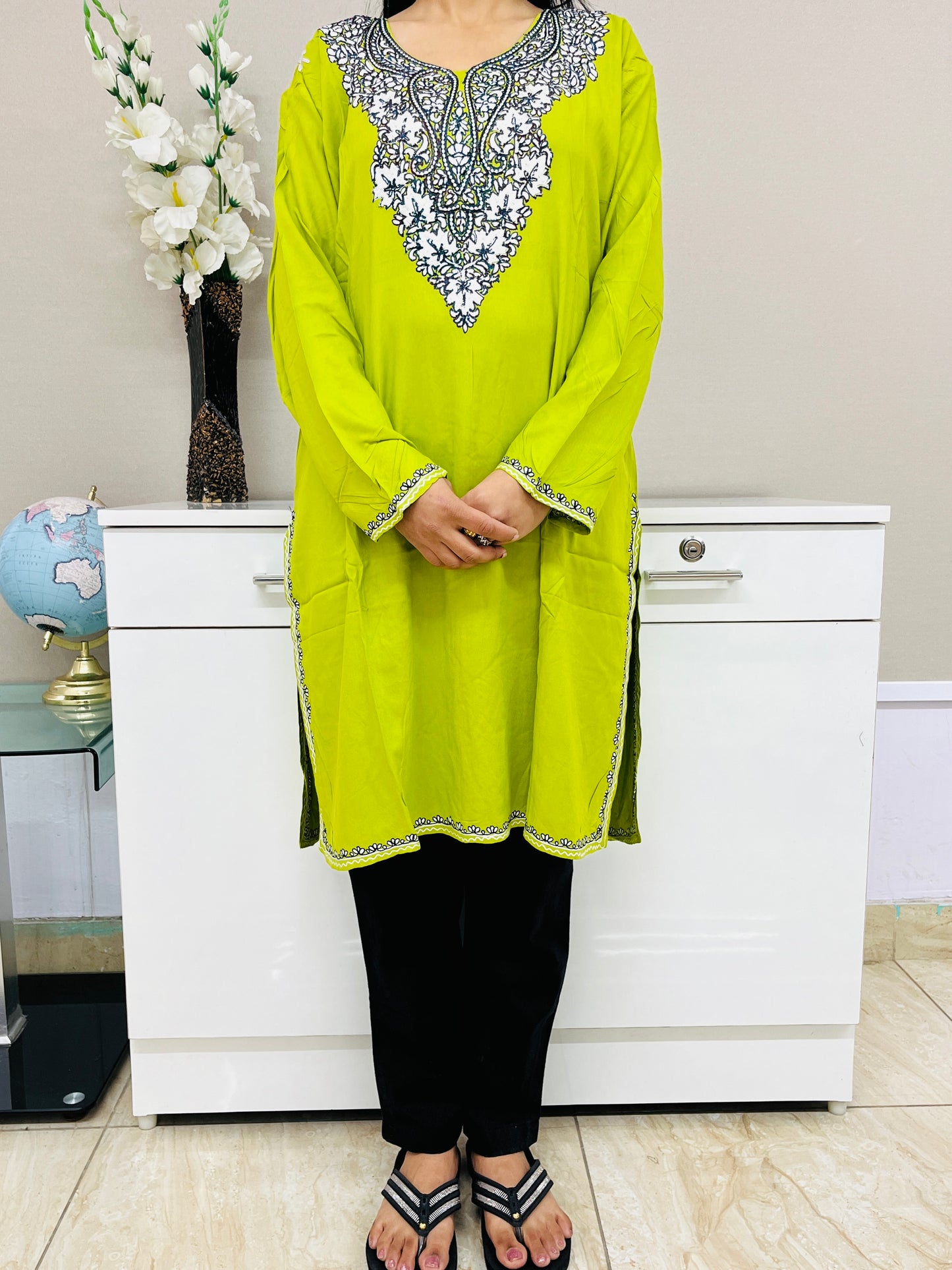 Naariy Sheen Green  Embroidered Thread Work Rayon Straight Kurti