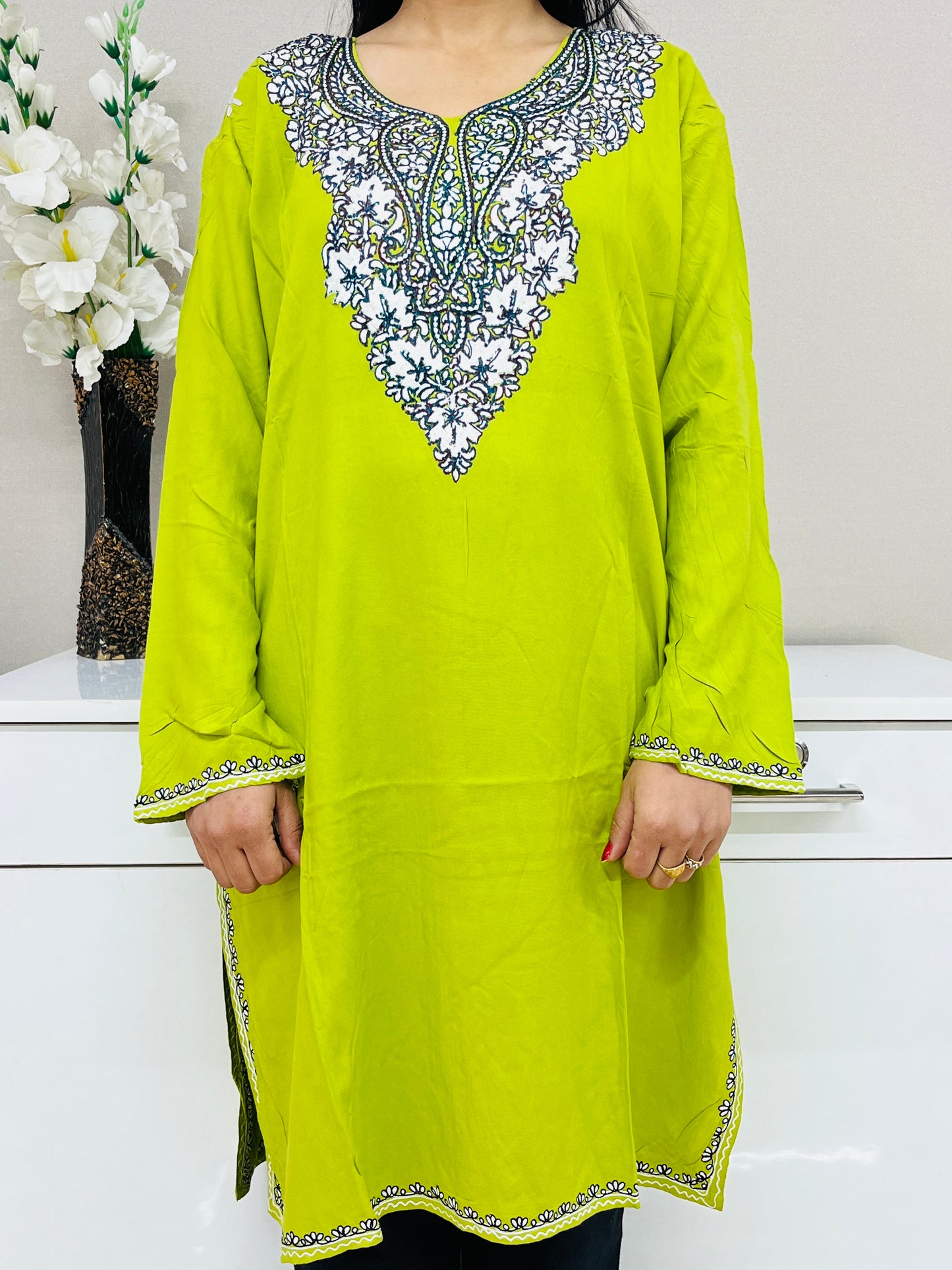 Naariy Sheen Green  Embroidered Thread Work Rayon Straight Kurti