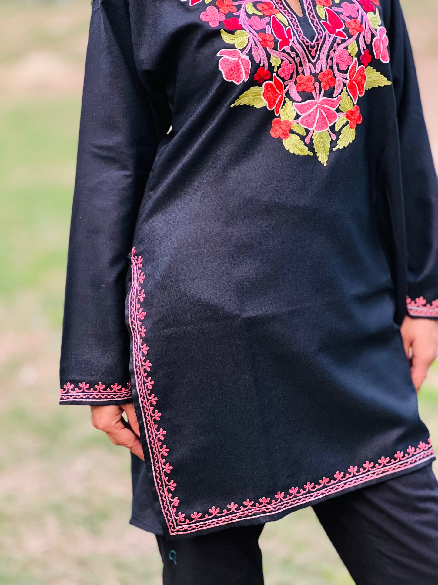 Naariy Black With Red Embroidered Thread Work Cotton Straight Kurti