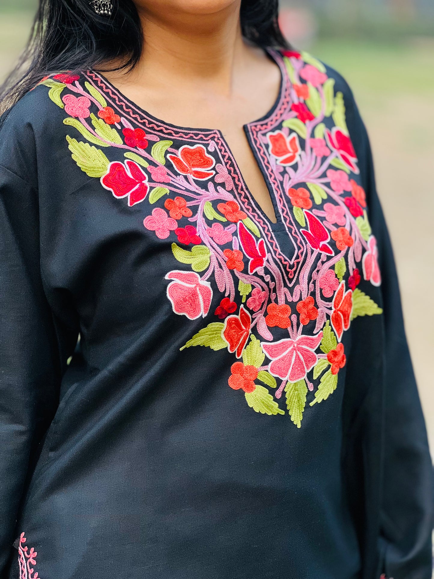 Naariy Black With Red Embroidered Thread Work Cotton Straight Kurti