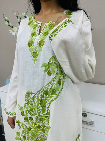 Naariy Off White with Green Embroidered Thread Work Cotton Straight Kurti