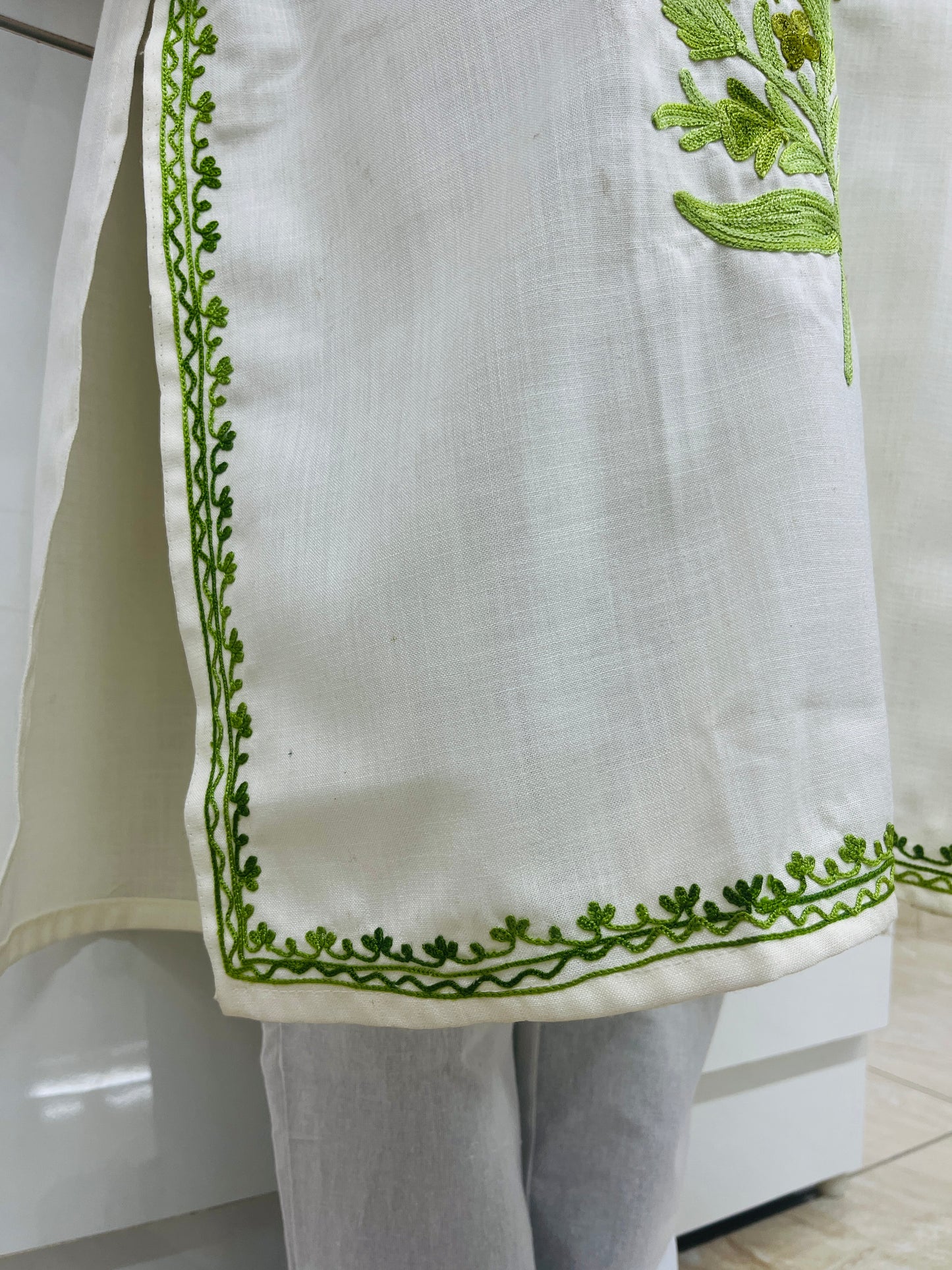 Naariy Off White with Green Embroidered Thread Work Cotton Straight Kurti