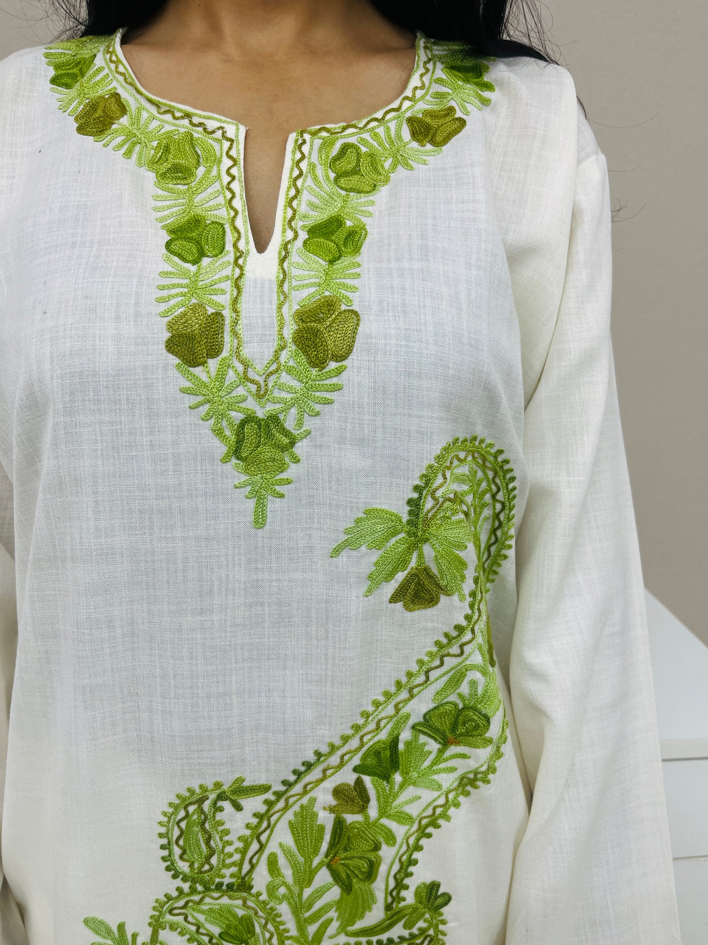 Naariy Off White with Green Embroidered Thread Work Cotton Straight Kurti