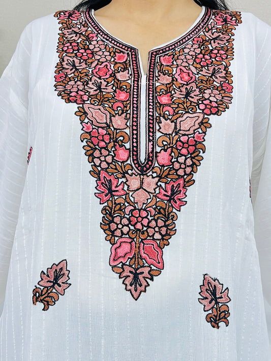 Naariy White With Pink Embroidered Thread Work Cotton Straight Kurti