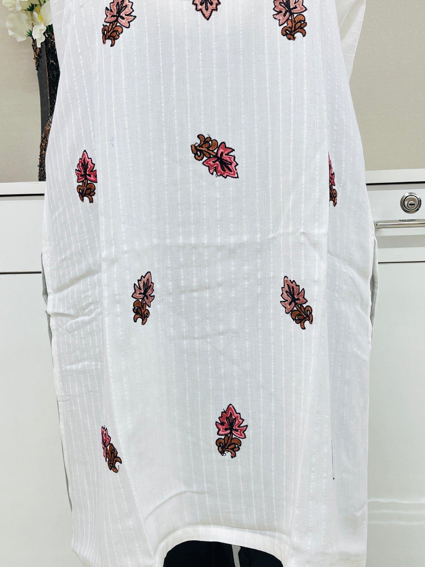 Naariy White With Pink Embroidered Thread Work Cotton Straight Kurti