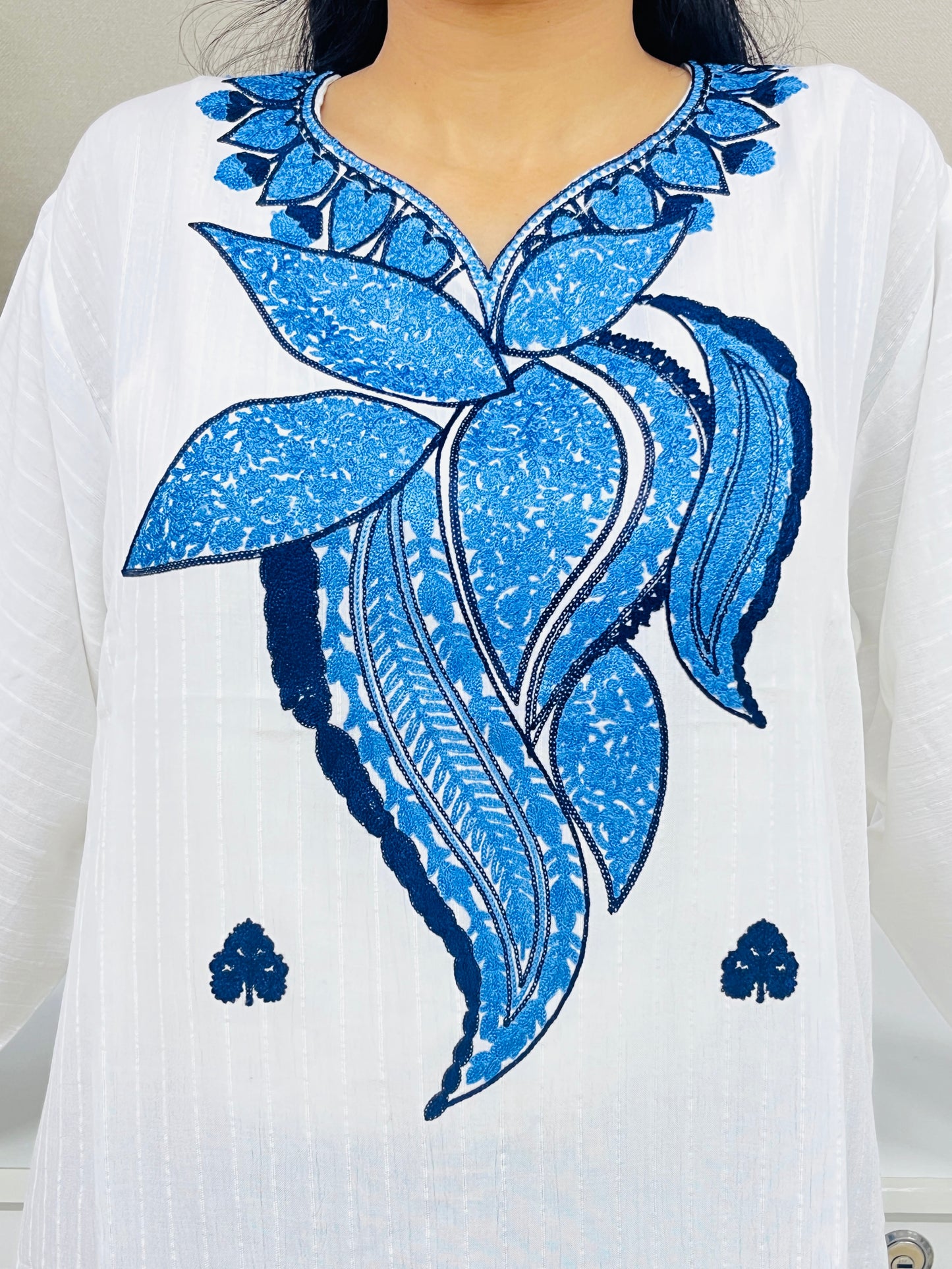 Naariy White with Blue Embroidered Thread Work Cotton Straight Kurti