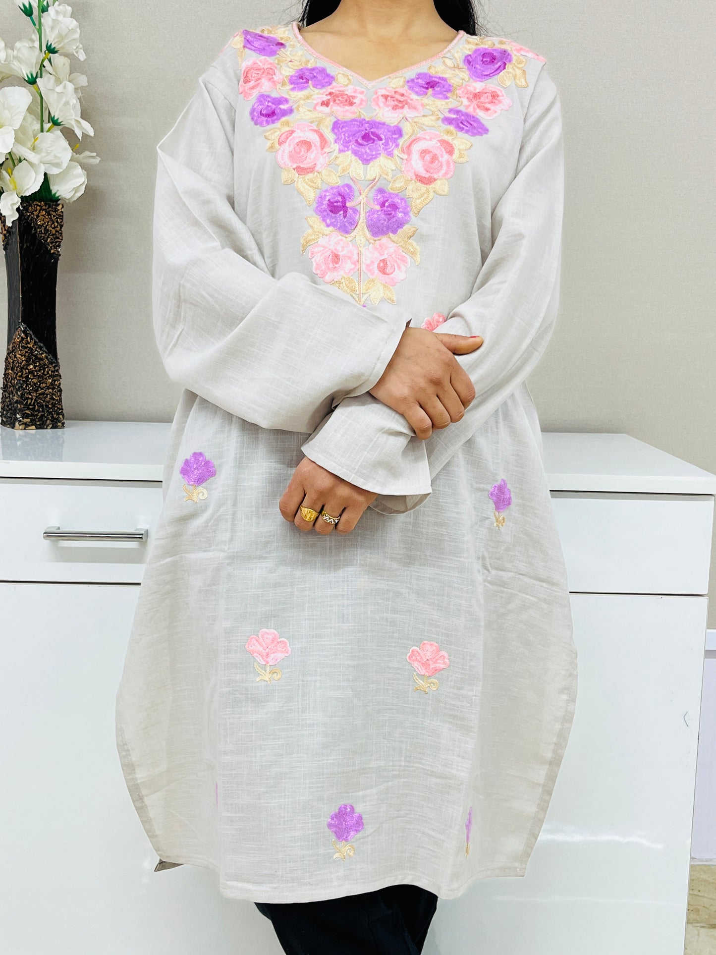 Naariy Grey With Pink Embroidered Thread Work Cotton Straight Kurti