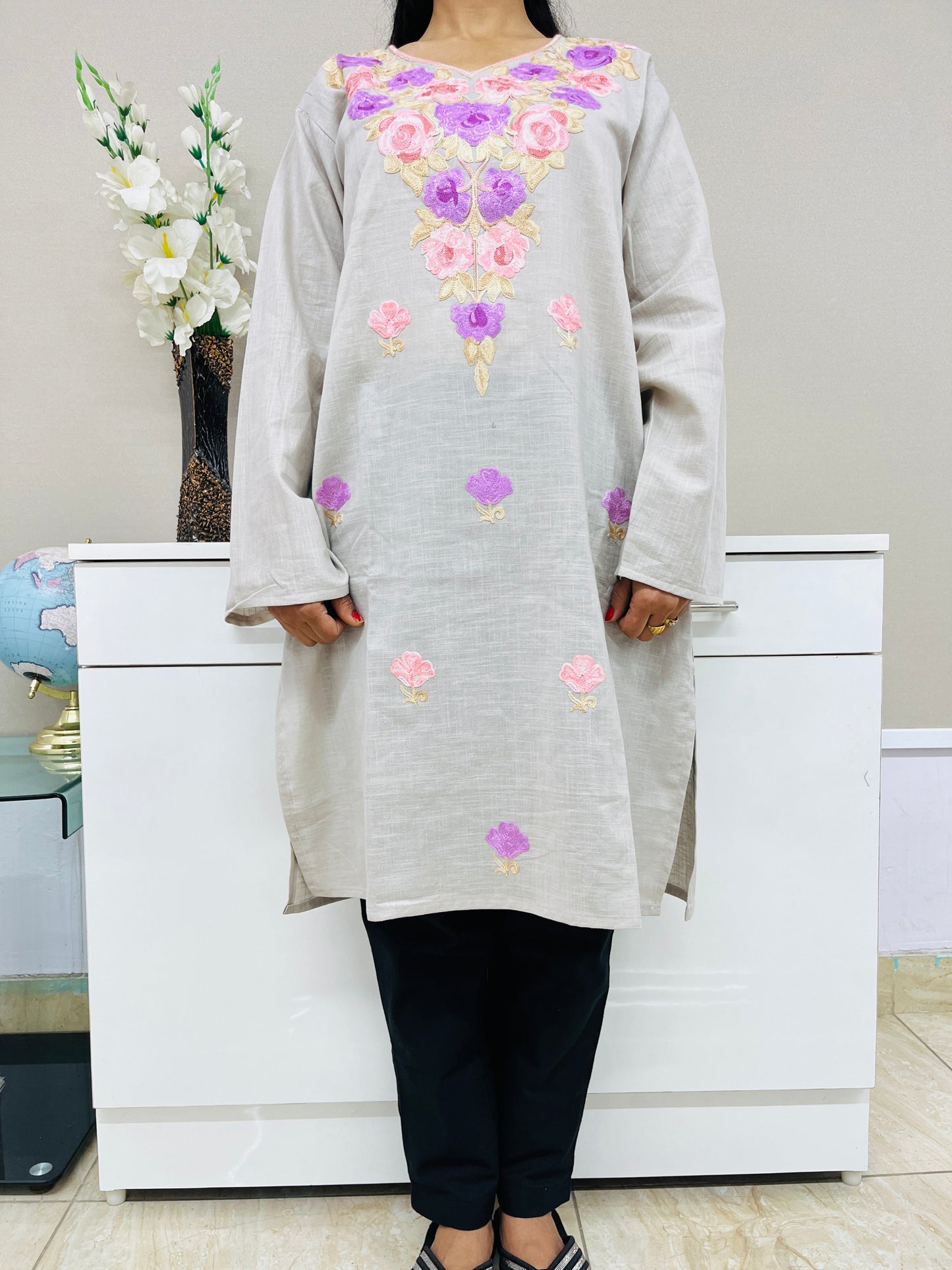 Naariy Grey With Pink Embroidered Thread Work Cotton Straight Kurti