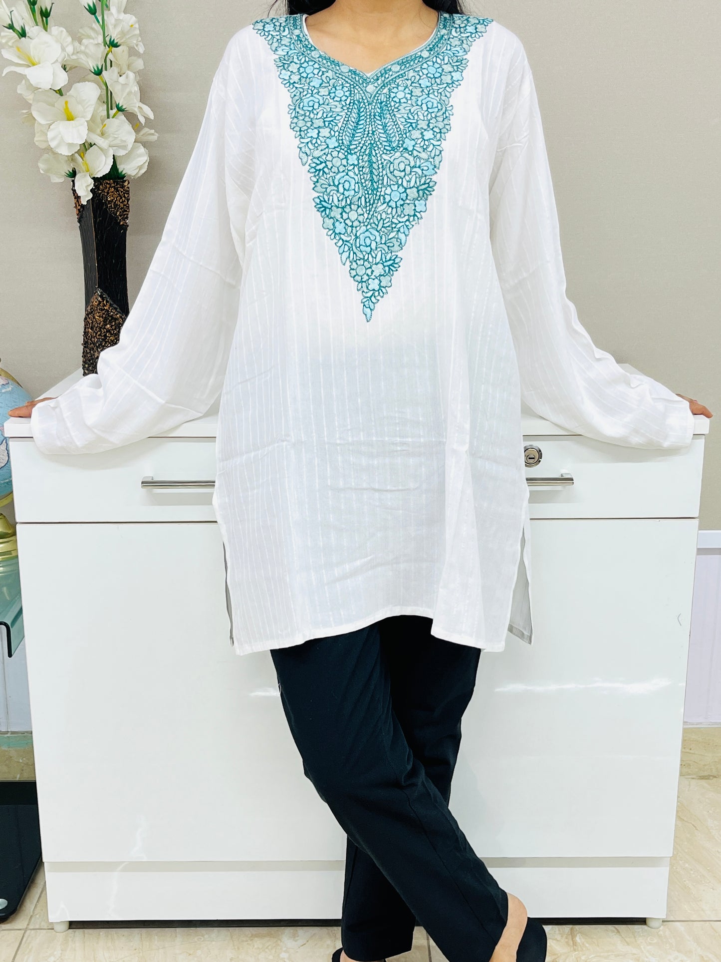 Naariy White With Geen Embroidered Thread Work Cotton Straight Kurti