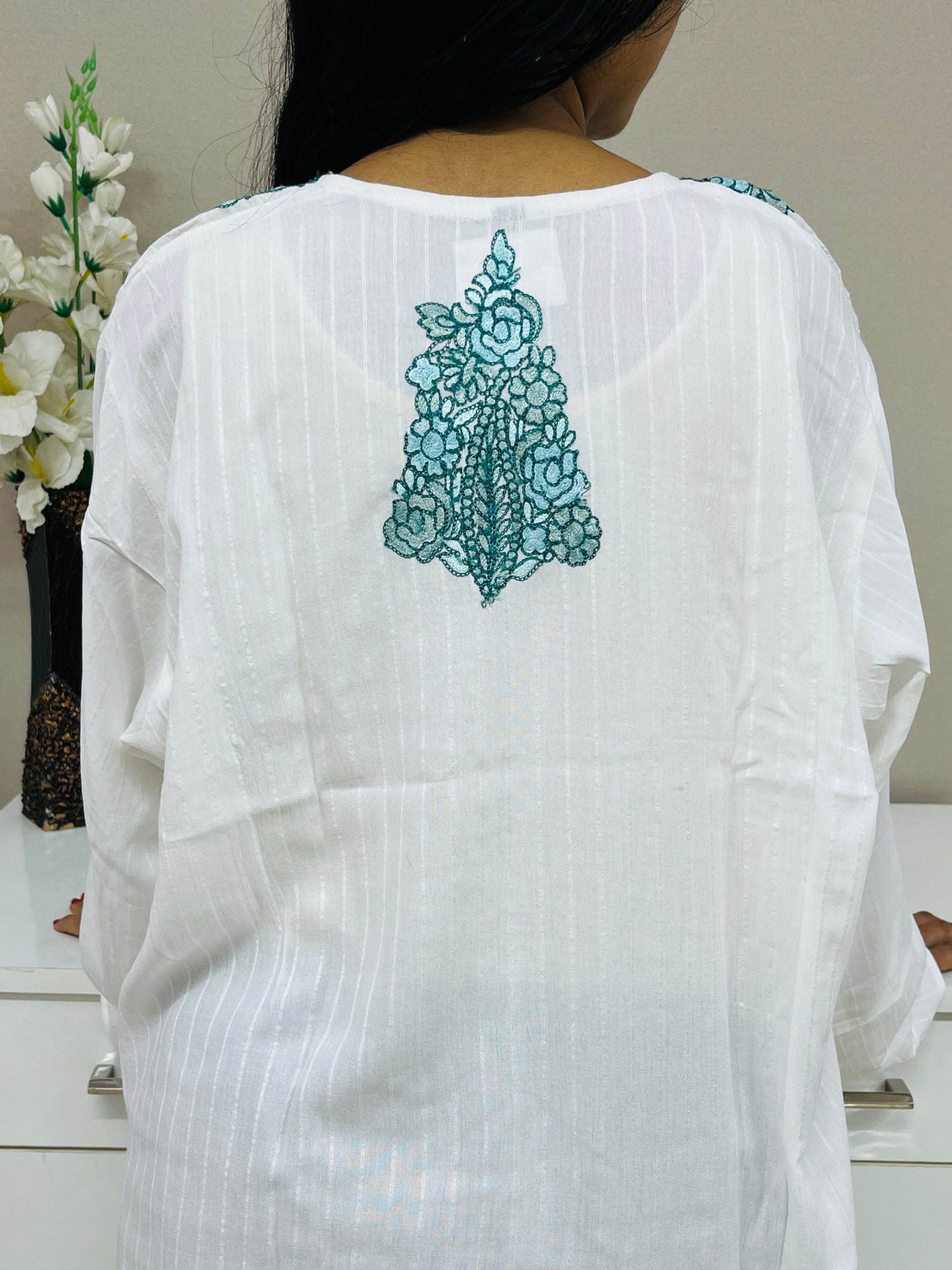 Naariy White With Geen Embroidered Thread Work Cotton Straight Kurti